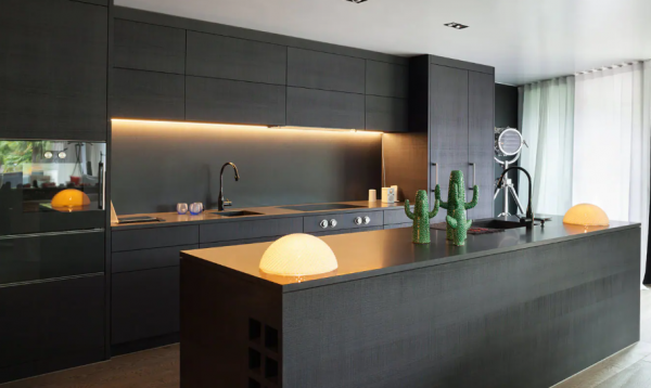 Dapur dengan penerangan LED di bawah lemari dapur untuk suasana yang mewah